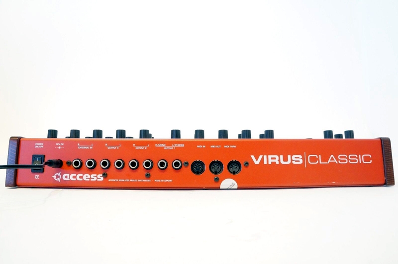 Connectique du synthétiseur Access Virus Classic