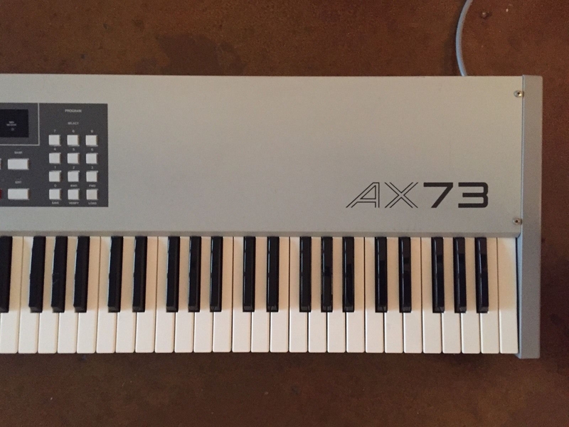 Panneau arrière du synthétiseur Akai AX73 Connectique du synthétiseur Akai AX73