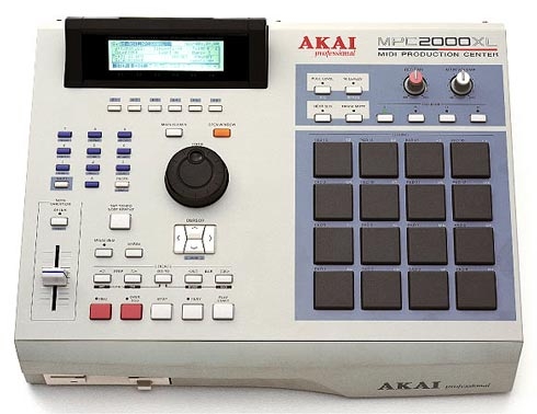 Panneau arrière de l'échantillonneur Akai MPC 2000 Connectique de l'échantillonneur Akai MPC 2000
