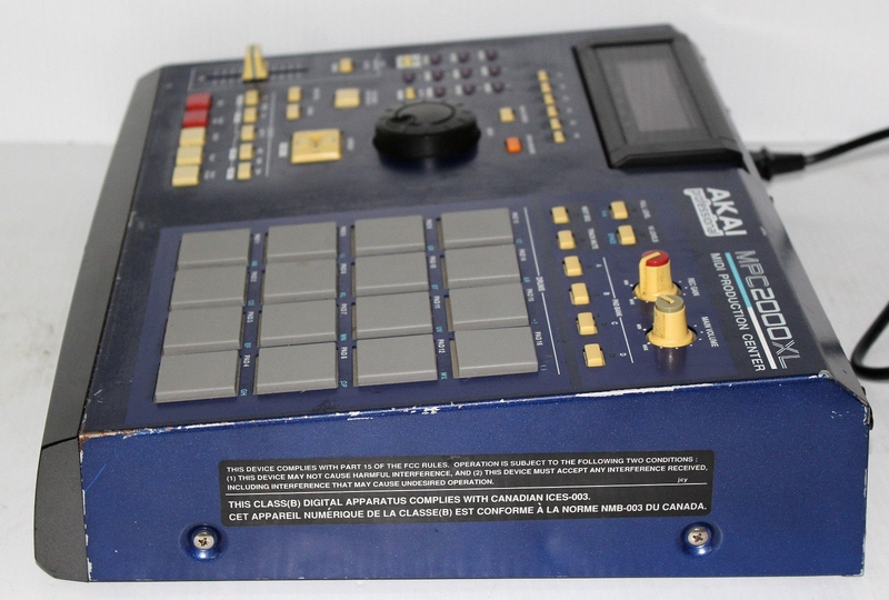 Panneau arrière de l'échantillonneur Akai MPC 2000 XL Connectique de l'échantillonneur Akai MPC 2000 XL