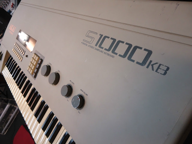 Panneau arrière de l'échantillonneur Akai S1000 KB Connectique de l'échantillonneur Akai S1000 KB
