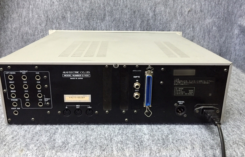 Photo de l'échantillonneur Akai S1100