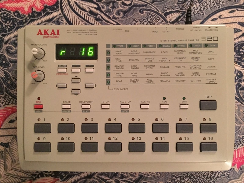 Panneau arrière de l'échantillonneur Akai S20 Connectique de l'échantillonneur Akai S20
