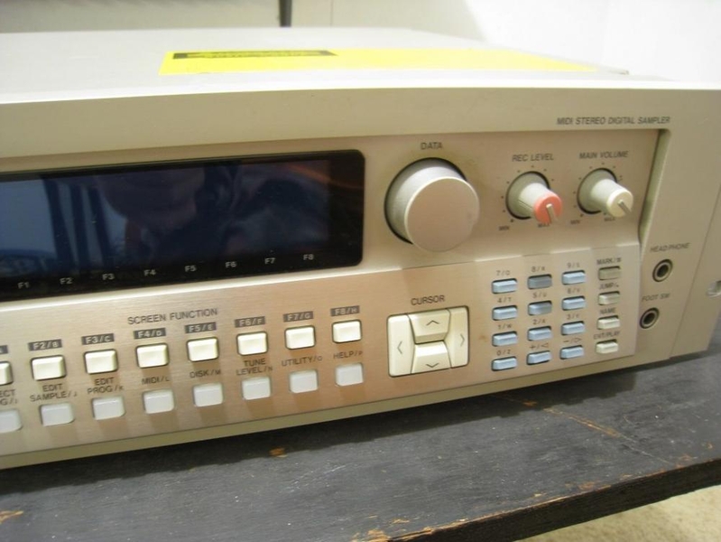 Photo de l'échantillonneur Akai S3200