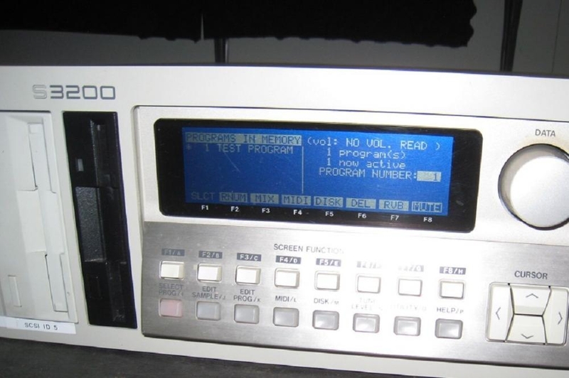 Panneau arrière de l'échantillonneur Akai S3200 Connectique de l'échantillonneur Akai S3200