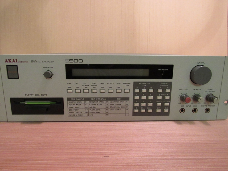 Photo de l'échantillonneur Akai S900