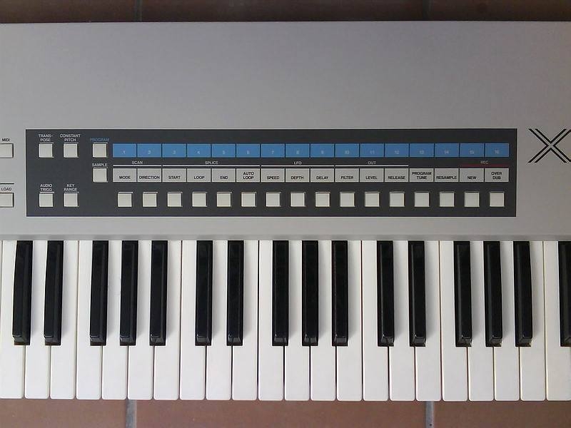 Panneau arrière de l'échantillonneur Akai X7000 Connectique de l'échantillonneur Akai X7000