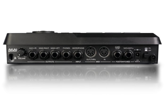 Panneau arrière de la boîte à rythmes Akai XR20 Connectique de la boîte à rythmes Akai XR20