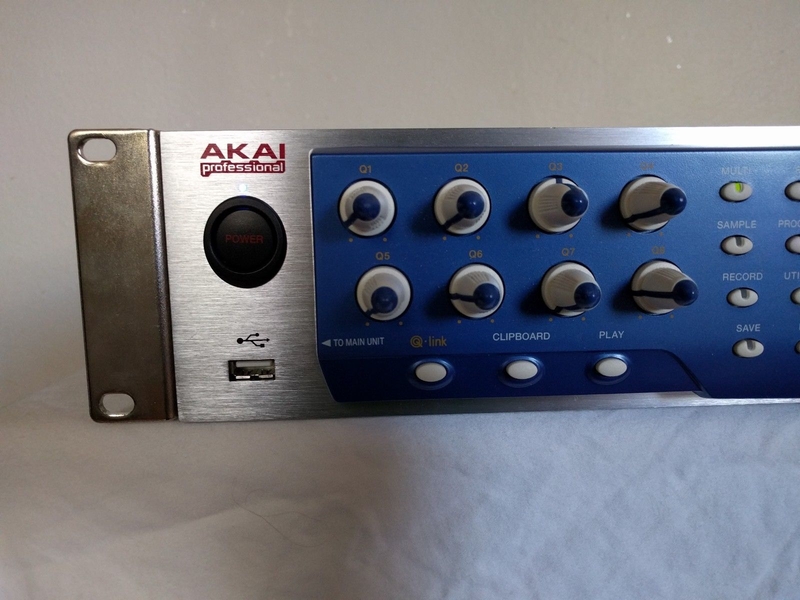 Panneau arrière de l'échantillonneur Akai Z8 Connectique de l'échantillonneur Akai Z8