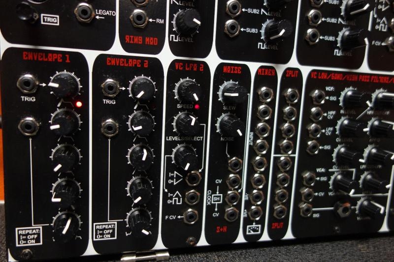 Panneau arrière du synthétiseur Analogue Solutions Vostok Connectique du synthétiseur Analogue Solutions Vostok