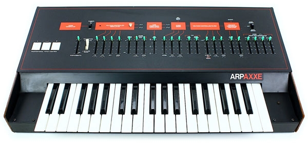 Panneau arrière du synthétiseur Arp AXXE Connectique du synthétiseur Arp AXXE