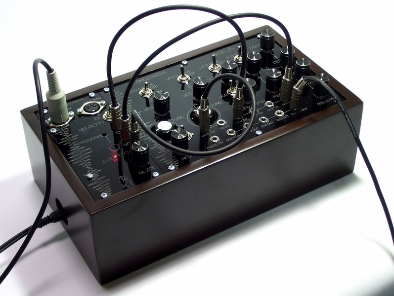 Panneau arrière du synthétiseur AtomoSynth Koe Connectique du synthétiseur AtomoSynth Koe