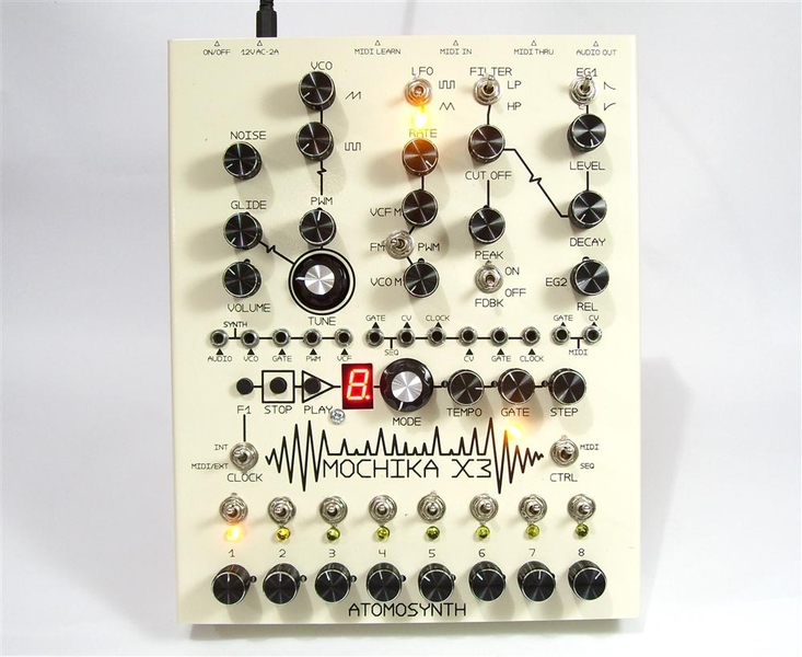 Panneau arrière du synthétiseur AtomoSynth Mochika X3 Connectique du synthétiseur AtomoSynth Mochika X3