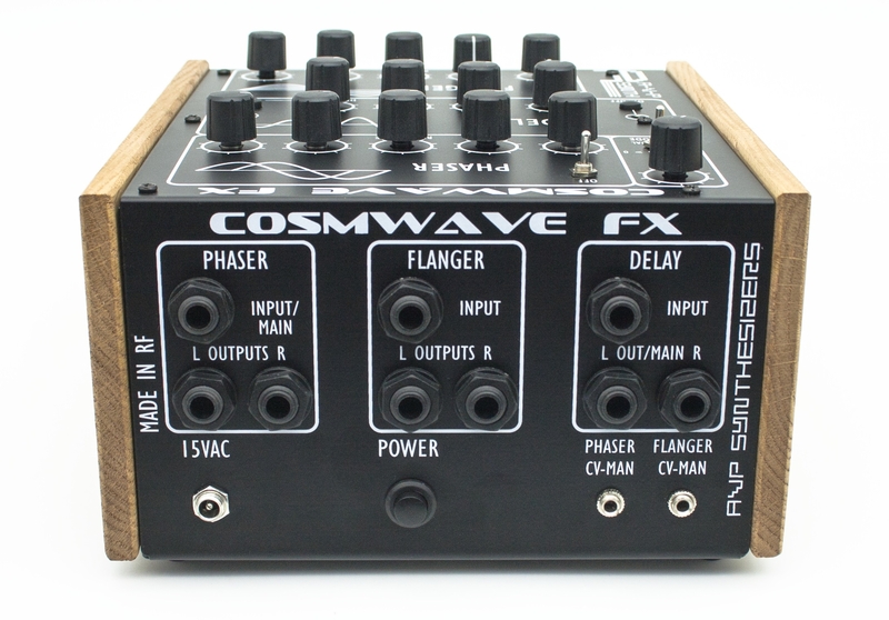 Panneau arrière du synthétiseur AVP Synth Cosmwave FX Connectique du synthétiseur AVP Synth Cosmwave FX