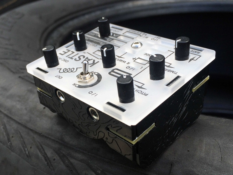 Panneau arrière du synthétiseur Bastl Instruments Kastle Connectique du synthétiseur Bastl Instruments Kastle