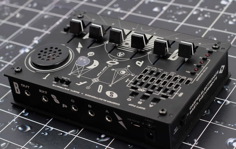Panneau arrière du synthétiseur Bastl Instruments softPop Connectique du synthétiseur Bastl Instruments softPop