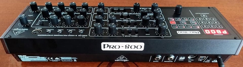 Connectique du synthétiseur Behringer PRO-800