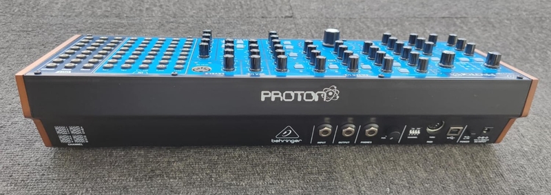 Connectique du synthétiseur Behringer Proton