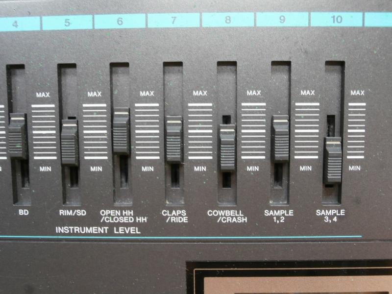 Panneau arrière de la boîte à rythmes Casio RZ-1 Connectique de la boîte à rythmes Casio RZ-1