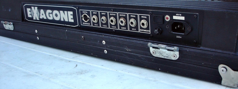 Panneau arrière du synthétiseur Cavagnolo ExaGone XM64 Connectique du synthétiseur Cavagnolo ExaGone XM64