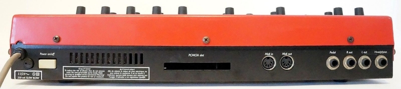 Panneau arrière du synthétiseur Clavia Nord Rack Connectique du synthétiseur Clavia Nord Rack