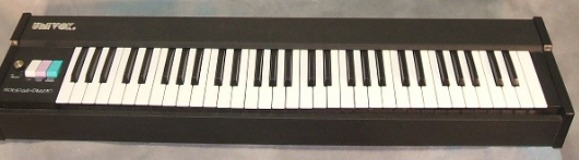 Panneau arrière du synthétiseur Crumar Compac-Piano Connectique du synthétiseur Crumar Compac-Piano