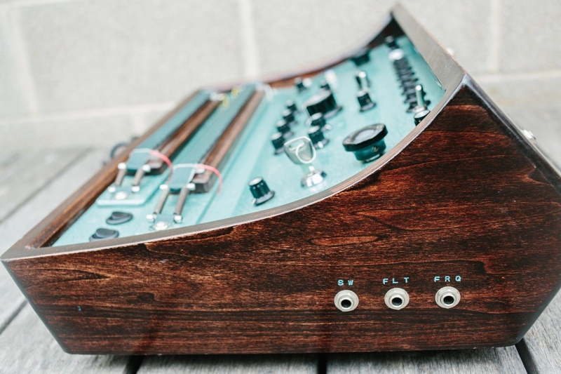 Connectique du synthétiseur Dewanatron Swarmatron