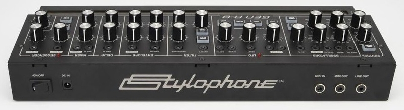 Panneau arrière du synthétiseur Dubreq Stylophone Gen R8 Connectique du synthétiseur Dubreq Stylophone Gen R8