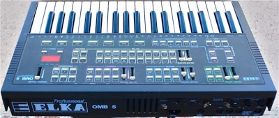 Panneau arrière du synthétiseur Elka OMB5 Connectique du synthétiseur Elka OMB5