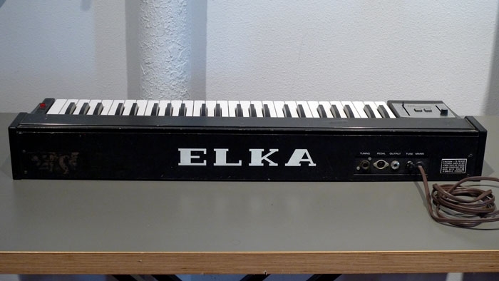 Connectique du synthétiseur Elka Rhapsody 490