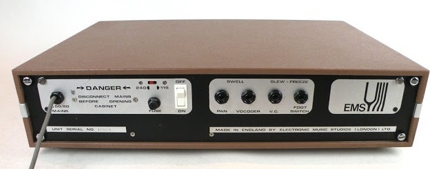 Panneau arrière du synthétiseur EMS Vocoder 2000 Connectique du synthétiseur EMS Vocoder 2000