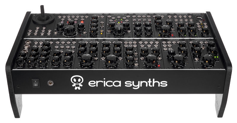 Panneau arrière du synthétiseur Erica Synths Black System II Connectique du synthétiseur Erica Synths Black System II