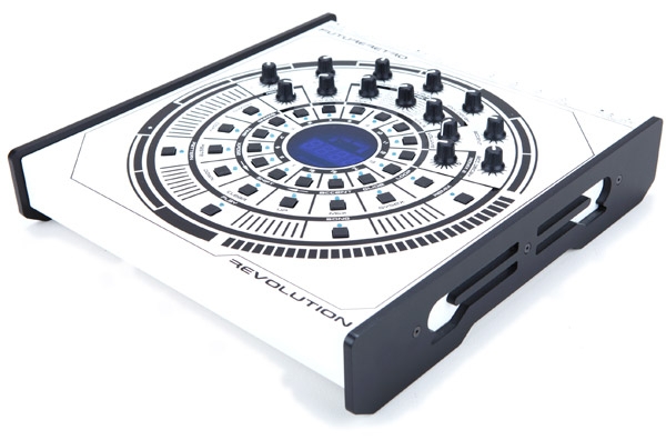 Panneau arrière du synthétiseur Future Retro Revolution Connectique du synthétiseur Future Retro Revolution