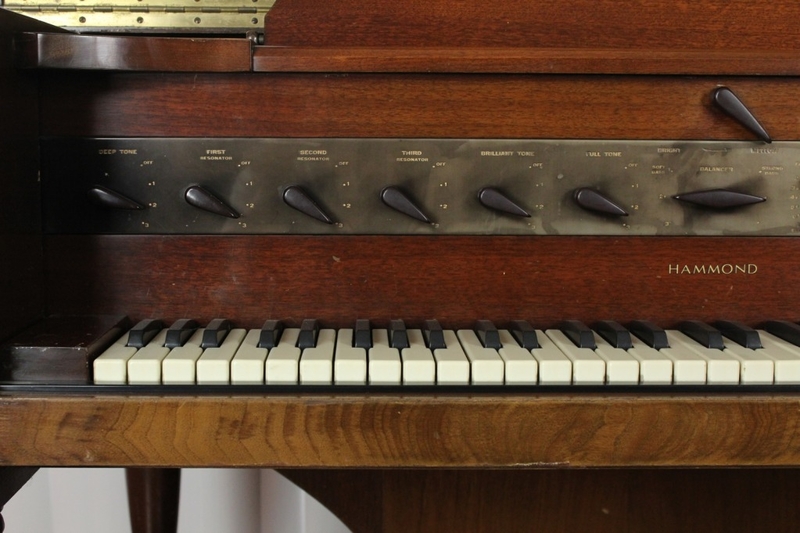 Panneau arrière du synthétiseur Hammond Novachord Connectique du synthétiseur Hammond Novachord