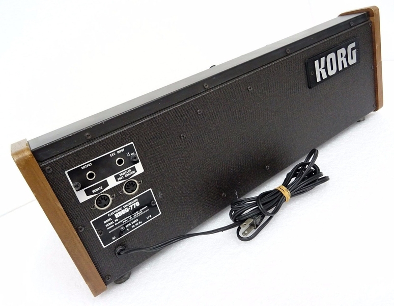 Panneau arrière du synthétiseur Korg 770 Connectique du synthétiseur Korg 770