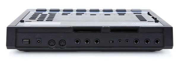 Panneau arrière de la boîte à rythmes Korg DDD-5 Connectique de la boîte à rythmes Korg DDD-5
