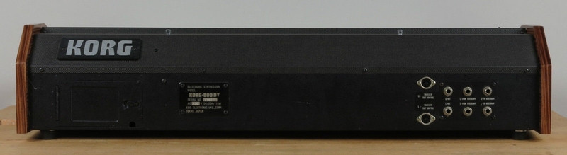 Connectique du synthétiseur Korg Maxikorg 800 DV