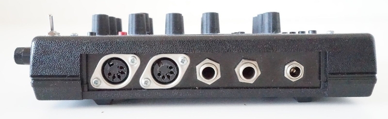 Panneau arrière du synthétiseur MFB Synth Lite II Connectique du synthétiseur MFB Synth Lite II
