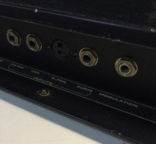 Panneau arrière du synthétiseur Moog Micromoog Connectique du synthétiseur Moog Micromoog