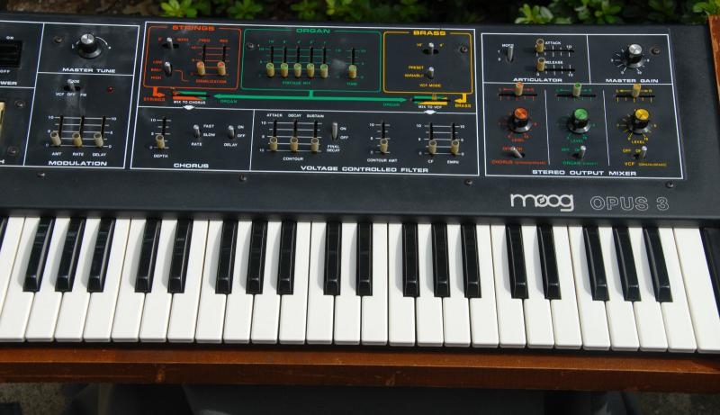 Panneau arrière du synthétiseur Moog Opus 3 Connectique du synthétiseur Moog Opus 3