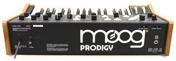 Panneau arrière du synthétiseur Moog Prodigy Connectique du synthétiseur Moog Prodigy