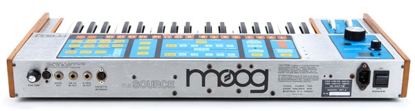 Connectique du synthétiseur Moog Source