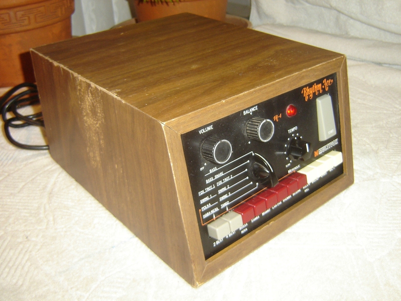 Photo de la boîte à rythmes Multivox Rhythm Ace FR-4