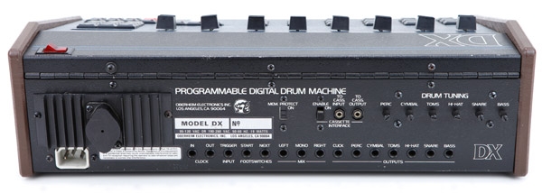 Panneau arrière de la boîte à rythmes Oberheim DX Connectique de la boîte à rythmes Oberheim DX