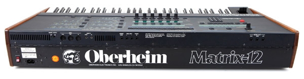 Connectique du synthétiseur Oberheim Matrix 12