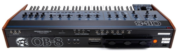 Panneau arrière du synthétiseur Oberheim OB8 Connectique du synthétiseur Oberheim OB8