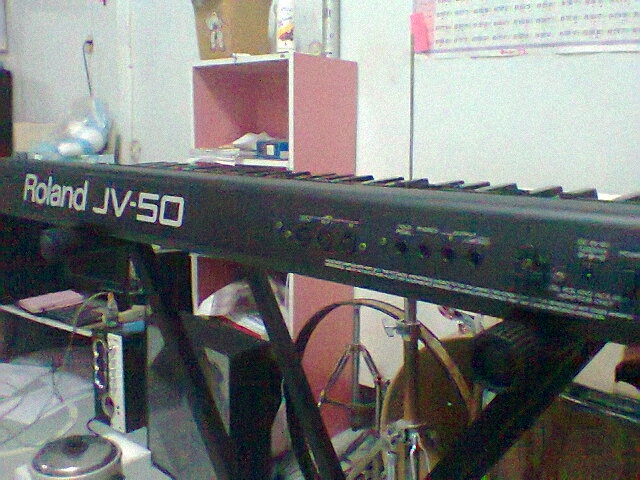 Panneau arrière du synthétiseur Roland JV-50 Connectique du synthétiseur Roland JV-50