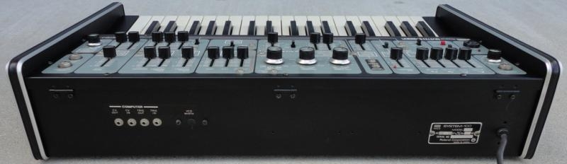 Panneau arrière du synthétiseur Roland System 100 Connectique du synthétiseur Roland System 100