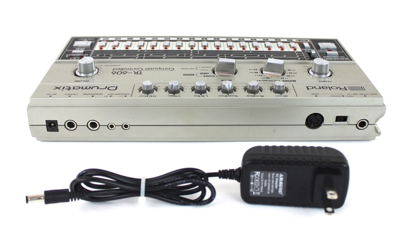 Panneau arrière de la boîte à rythmes Roland TR-606 Connectique de la boîte à rythmes Roland TR-606