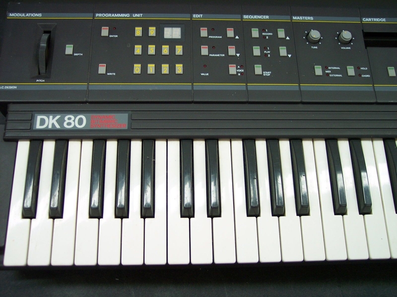 Panneau arrière du synthétiseur Siel DK80 Connectique du synthétiseur Siel DK80